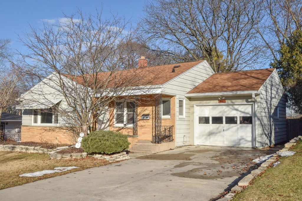 Photo of 917 Lincoln DRIVE EAST DRIVE E, West Bend, WI 53095 (MLS # 1947107)