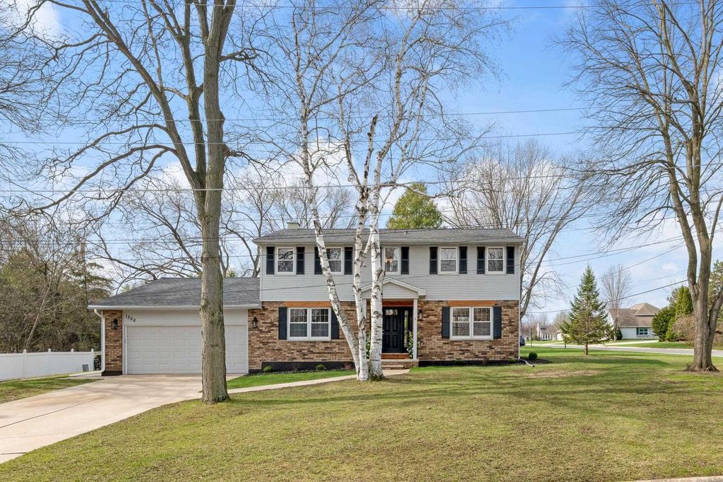 Photo of 1300 Hiawatha CIRCLE, Green Bay, WI 54313 (MLS # 50323928)