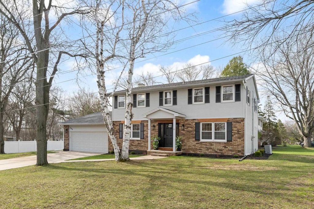 Photo of 1300 Hiawatha CIRCLE, Green Bay, WI 54313 (MLS # 50323928)