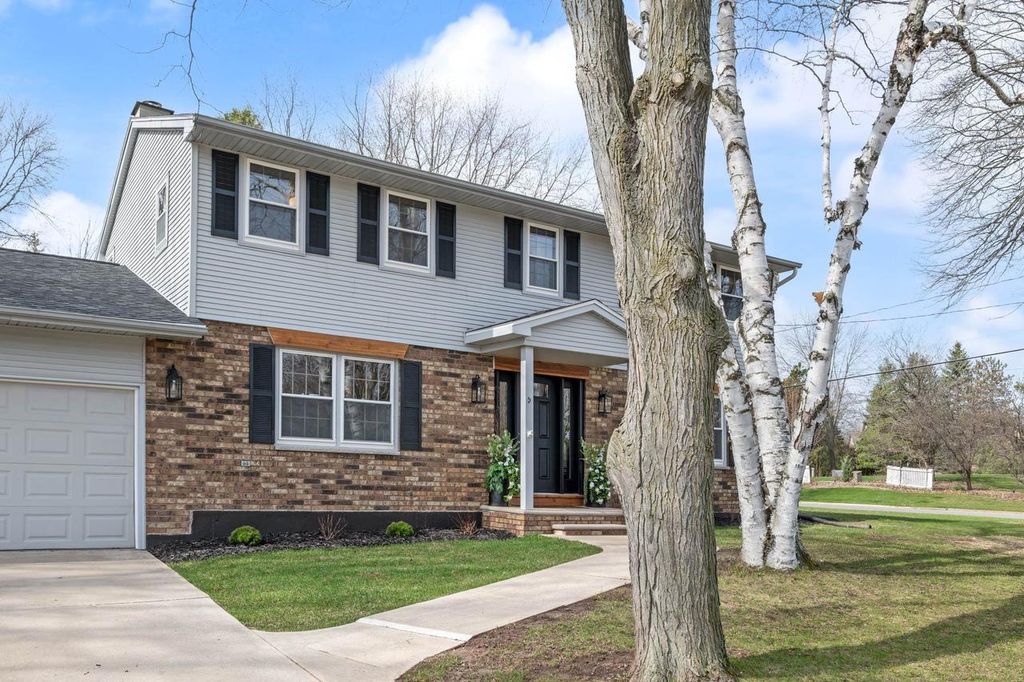 Photo of 1300 Hiawatha CIRCLE, Green Bay, WI 54313 (MLS # 50323928)