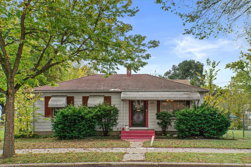 Photo of 2101 W Fairmount AVENUE, Milwaukee, WI 53209 (MLS # 1939842)