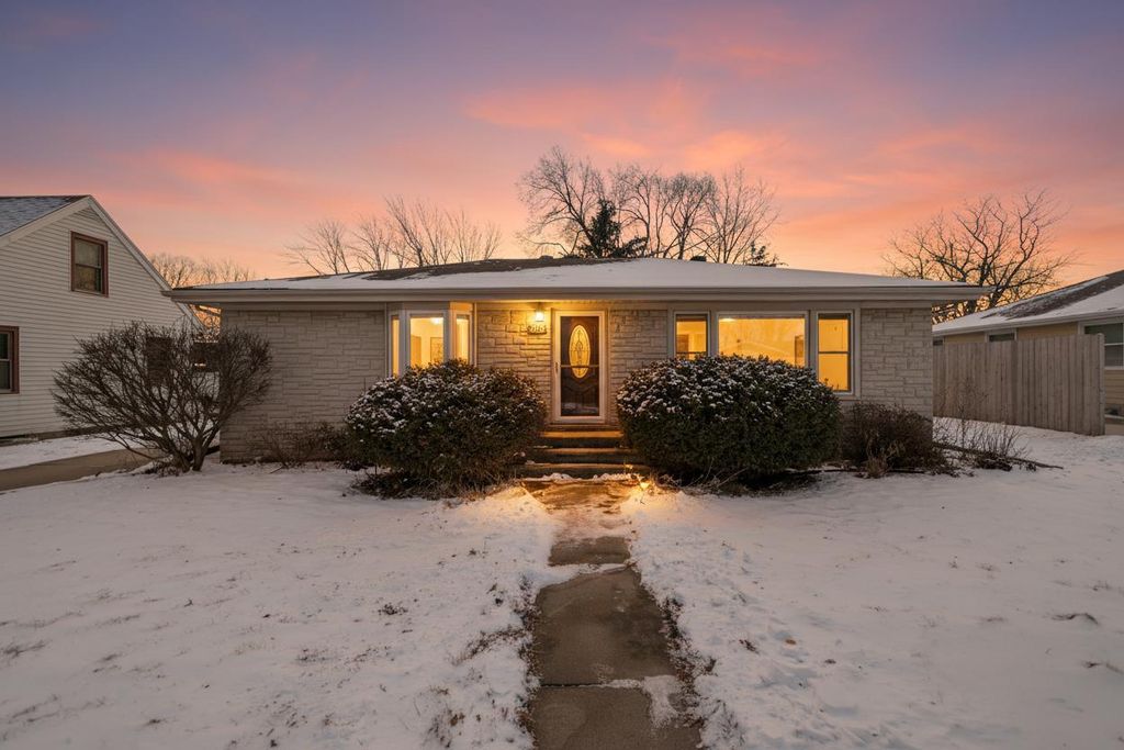 Photo of 909 W Weiland AVENUE, Appleton, WI 54914 (MLS # 50321568)