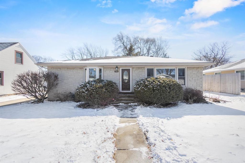 Photo of 909 W Weiland AVENUE, Appleton, WI 54914 (MLS # 50321568)