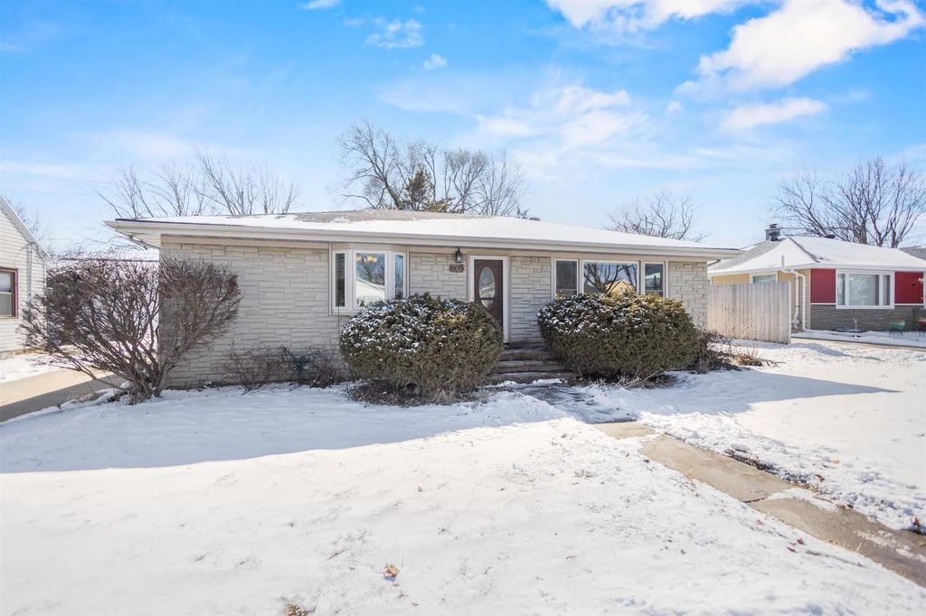Photo of 909 W Weiland AVENUE, Appleton, WI 54914 (MLS # 50321568)