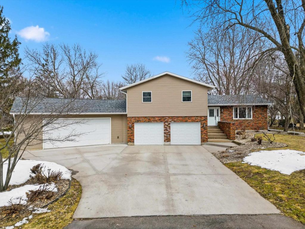 Photo of 1611 N Broadway AVENUE, Marshfield, WI 54449 (MLS # 22601246)