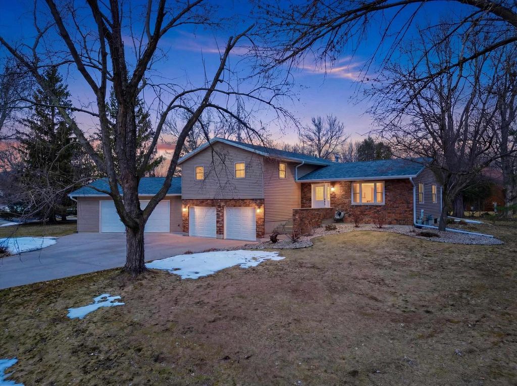 Photo of 1611 N Broadway AVENUE, Marshfield, WI 54449 (MLS # 22601246)