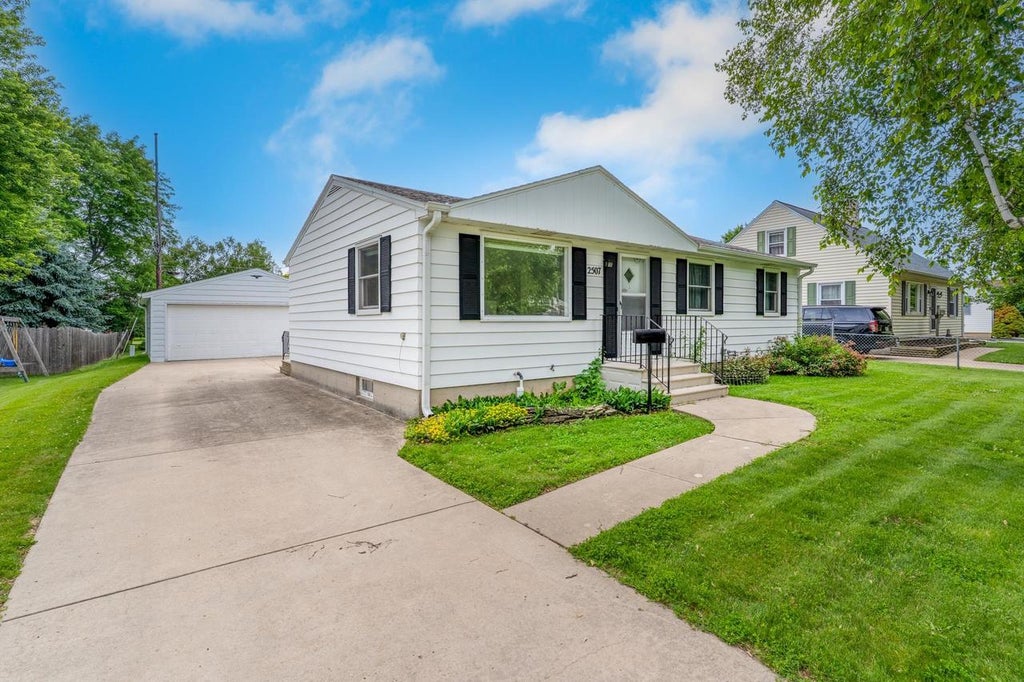 Photo of 2507 Greenwald STREET, Green Bay, WI 54301 (MLS # 50328253)