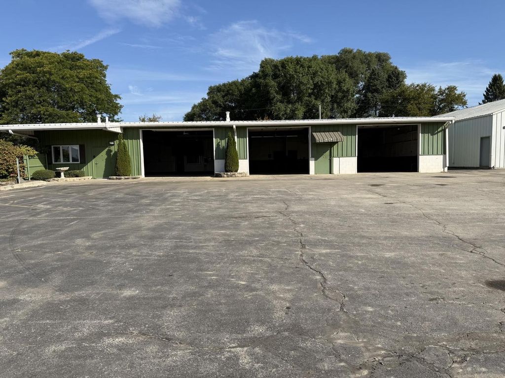 Photo of 6830 S Howell AVENUE, Oak Creek, WI 53154 (MLS # 1946466)