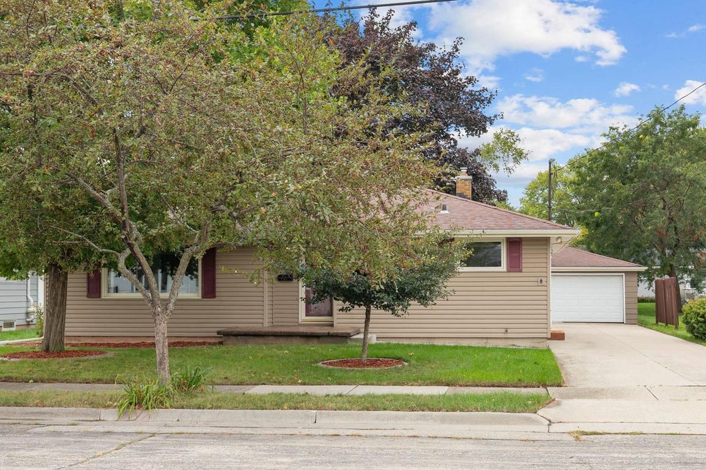 Photo of 736 John STREET, Menasha, WI 54952 (MLS # 50333387)