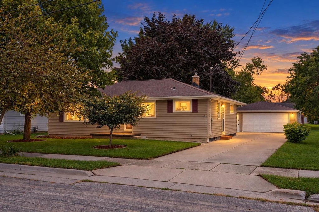 Photo of 736 John STREET, Menasha, WI 54952 (MLS # 50333387)