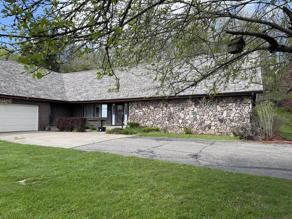 Photo of 4653 N Crestwood LANE, La Crosse, WI 54601 (MLS # 1961831)