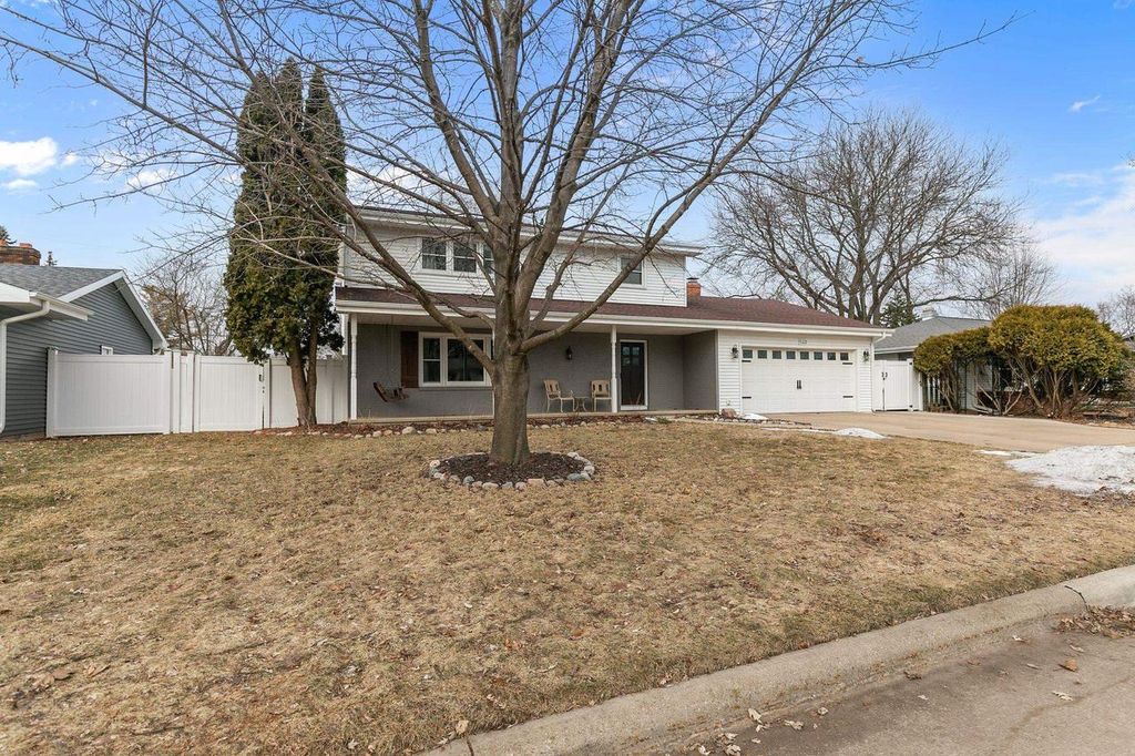 Photo of 533 N Canterbury DRIVE, Appleton, WI 54915 (MLS # 50321818)