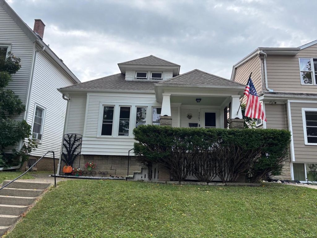 Photo of 3265 S New York AVENUE, Milwaukee, WI 53207 (MLS # 1939879)
