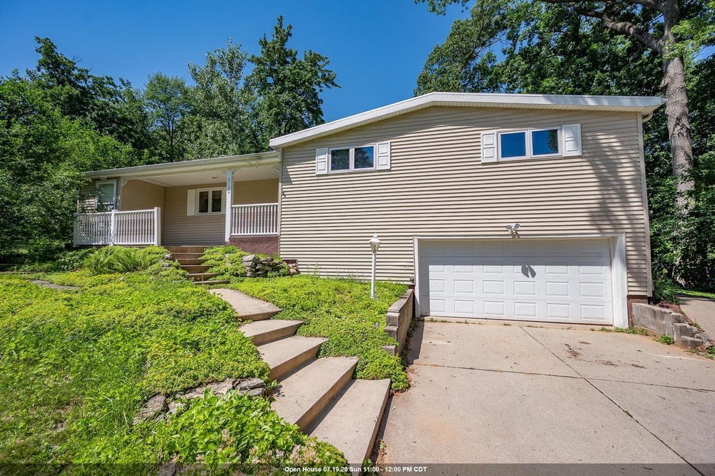 Photo of 2730 Oakwood DRIVE, Green Bay, WI 54304 (MLS # 50329146)