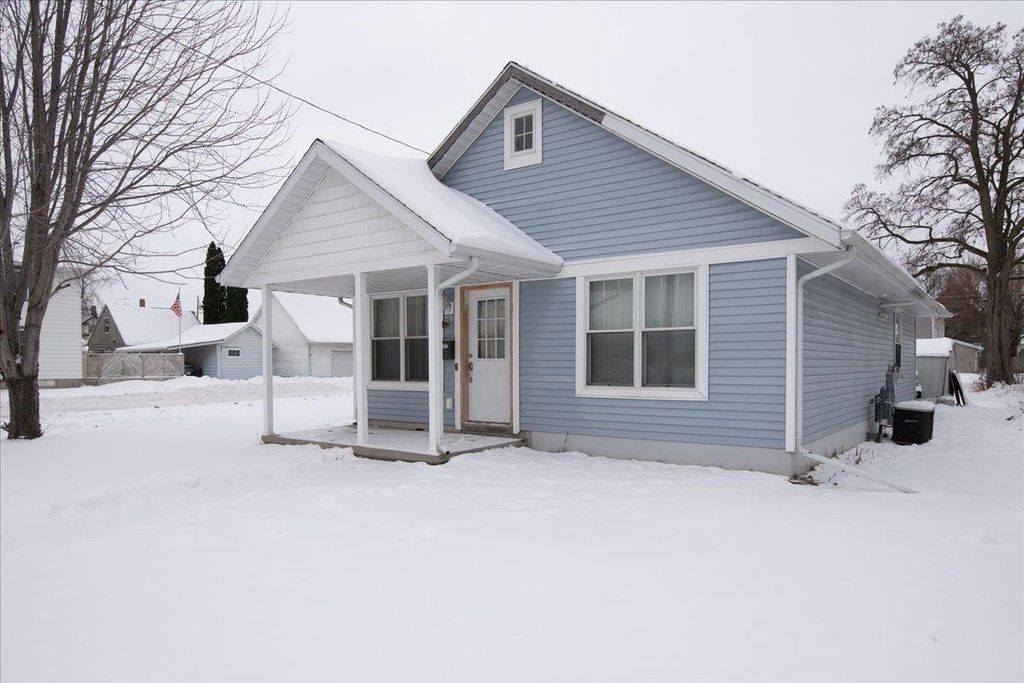 Photo of 403 W 6th AVENUE, Oshkosh, WI 54902 (MLS # 50319101)