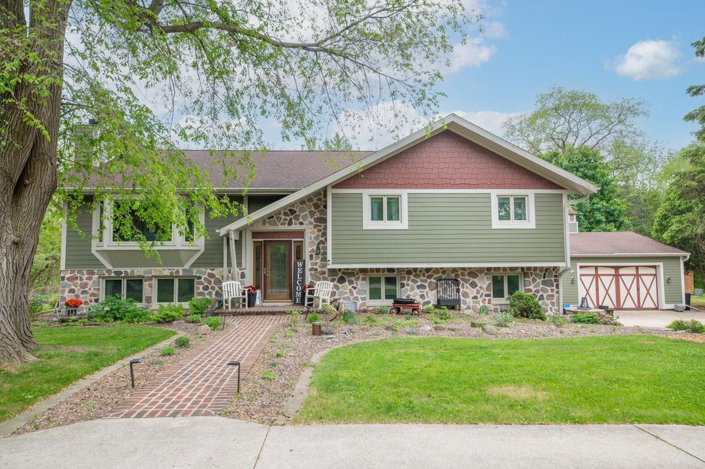 Photo of N29W29951 Shel-Mar DRIVE, Pewaukee, WI 53072 (MLS # 1963874)