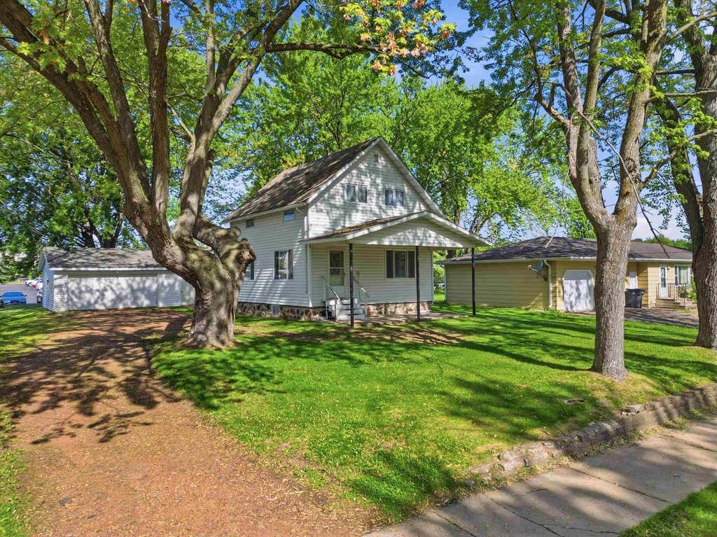 Photo of 1108 N Walnut AVENUE, Marshfield, WI 54449 (MLS # 22602382)