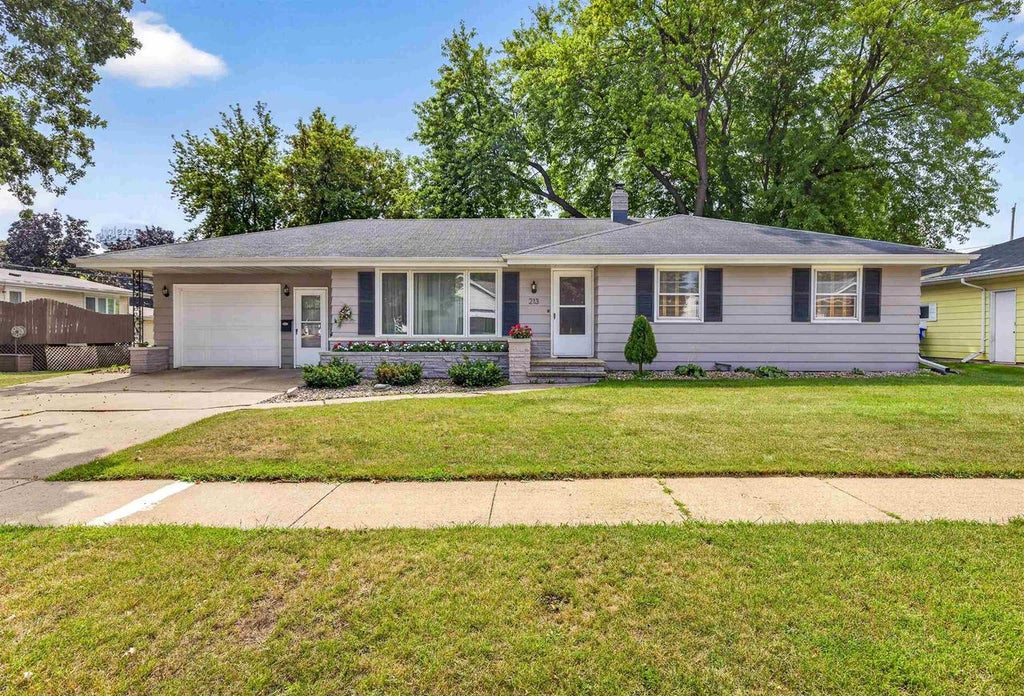 Photo of 213 W Weiland AVENUE, Appleton, WI 54911 (MLS # 50332125)