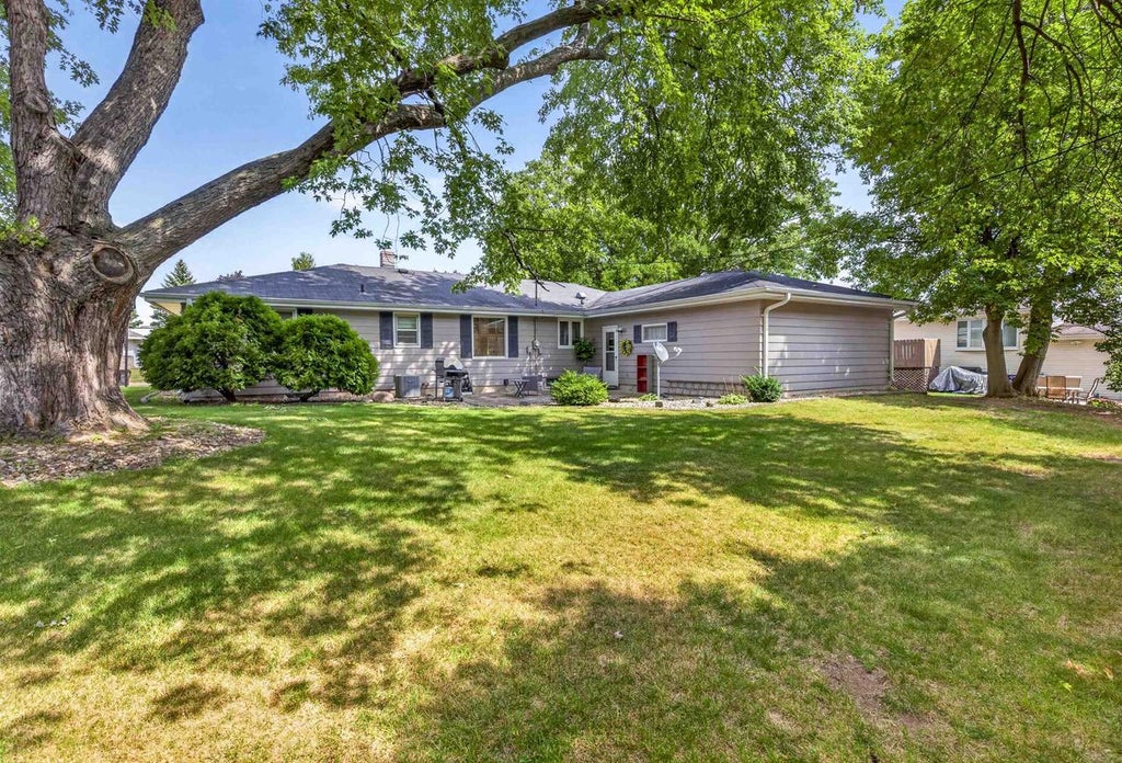 Photo of 213 W Weiland AVENUE, Appleton, WI 54911 (MLS # 50332125)