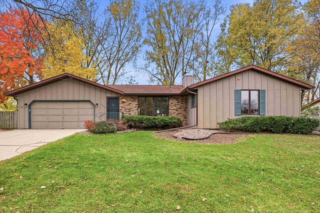 Photo of 1320 Oasis DRIVE, Green Bay, WI 54313 (MLS # 50334860)