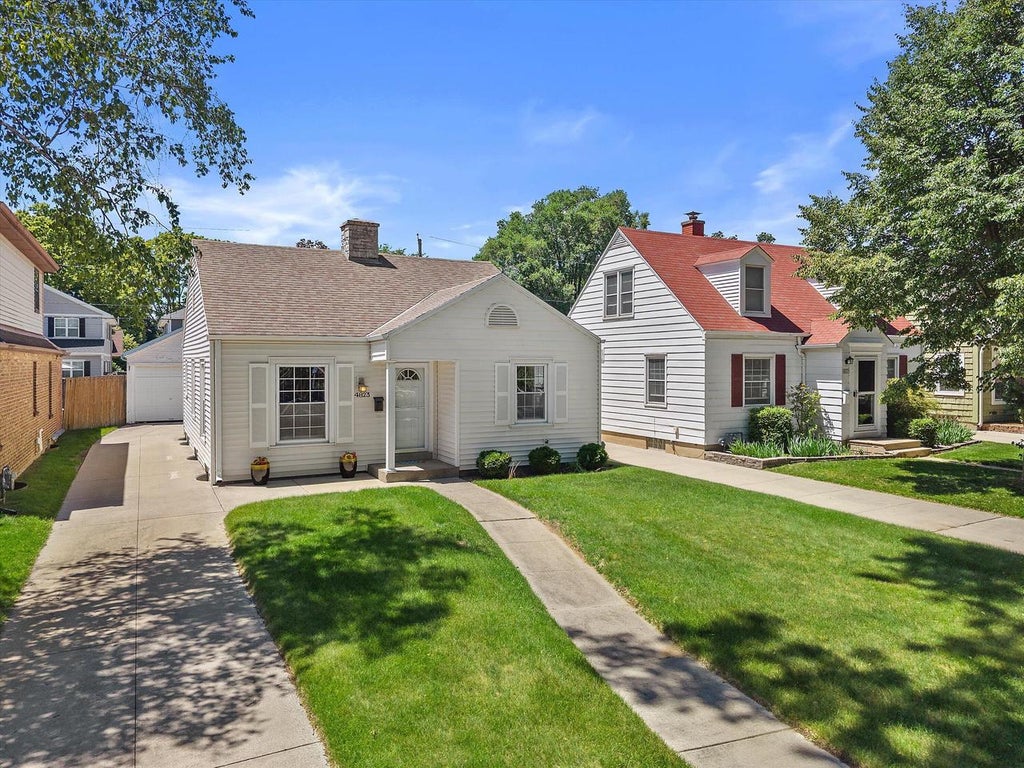 Photo of 4823 N Hollywood AVENUE, Whitefish Bay, WI 53217 (MLS # 1968192)