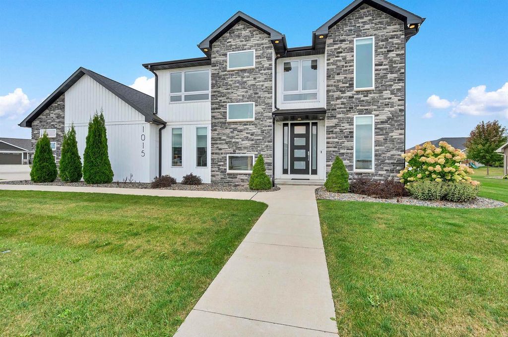 Photo of 1015 Nutmeg DRIVE, De Pere, WI 54115 (MLS # 50315685)