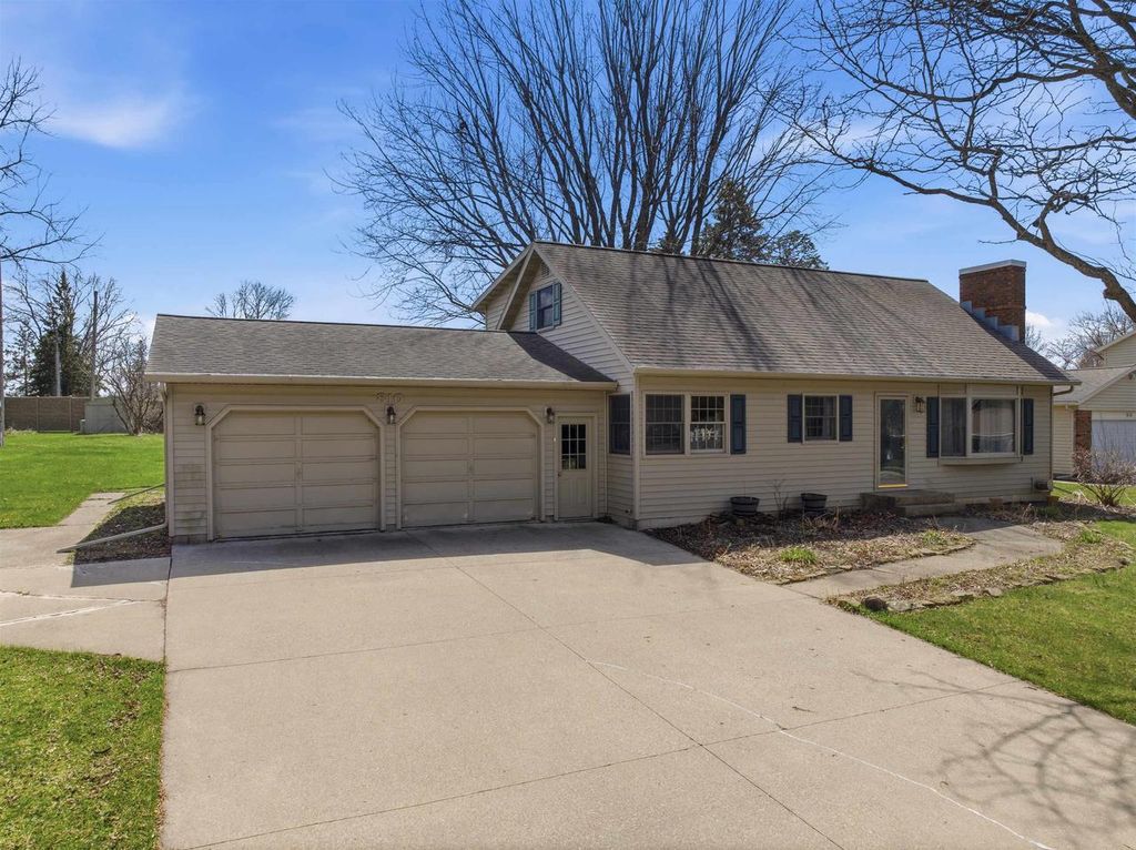 Photo of 810 W Laird STREET, Marshfield, WI 54449 (MLS # 22601691)