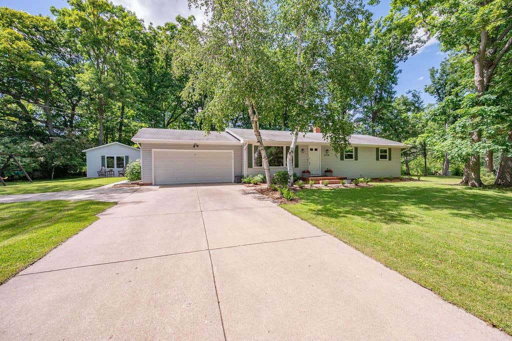 Photo of 2734 Pioneer DRIVE, Green Bay, WI 54313 (MLS # 50327999)