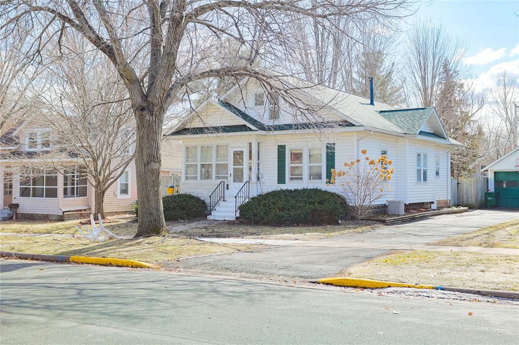 Photo of 522 E Walnut STREET, River Falls, WI 54022 (MLS # 1599158)