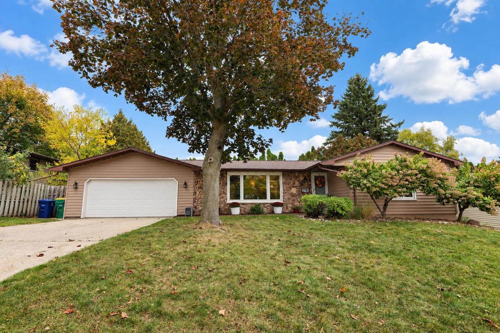 Photo of 2782 Candle LANE, Green Bay, WI 54304 (MLS # 50334403)