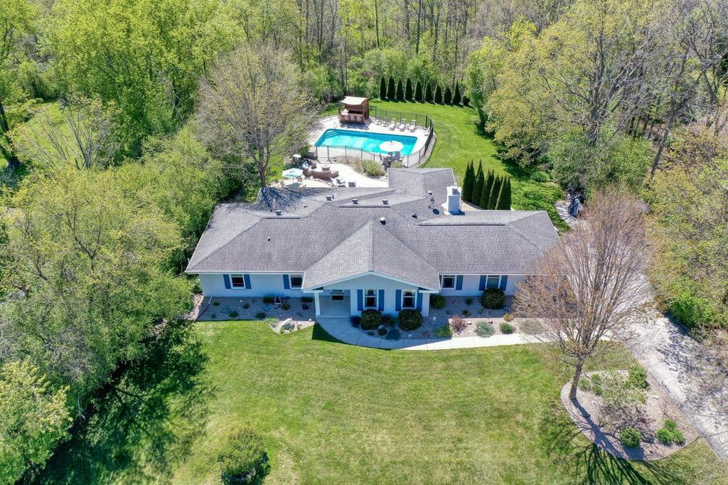 Photo of 1135 Ridgeway ROAD, Brookfield, WI 53045 (MLS # 1963999)