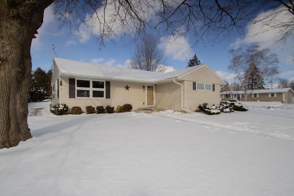 Photo of 26 Park View LANE, Watertown, WI 53094 (MLS # 1948288)
