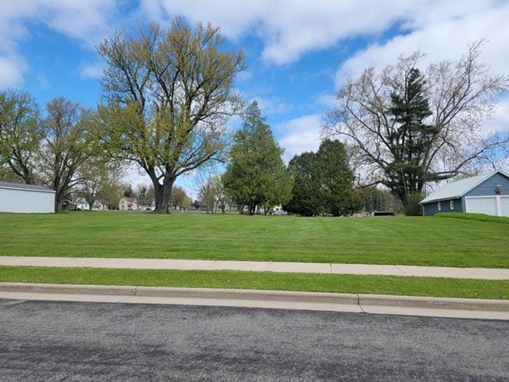 Photo of 813 &amp; 815 Western STREET, Marshfield, WI 54449 (MLS # 22602111)