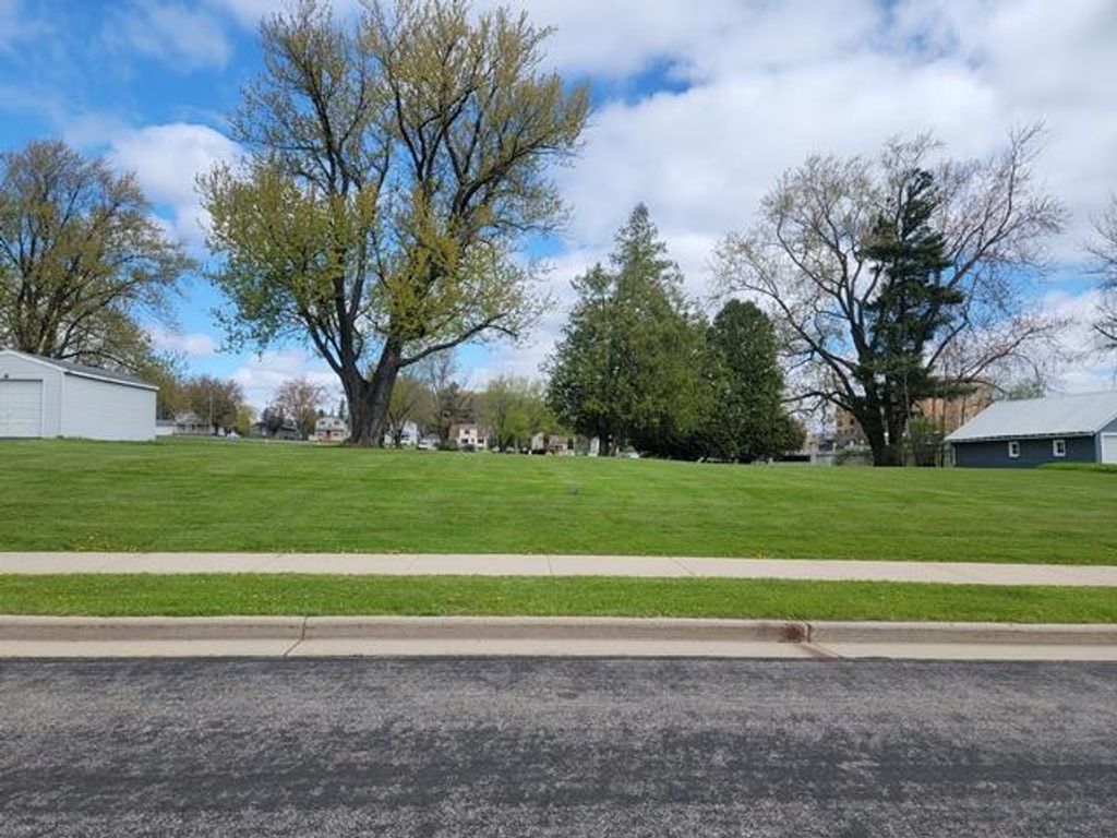 Photo of 813 &amp; 815 Western STREET, Marshfield, WI 54449 (MLS # 22602111)