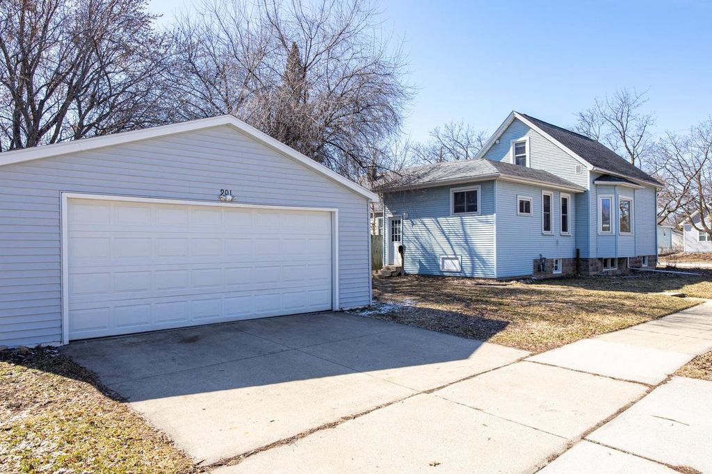 Photo of 901 S Greenwood AVENUE, Green Bay, WI 54304 (MLS # 50322327)