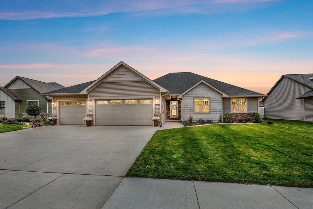 Photo of 2927 Gardenia DRIVE, Appleton, WI 54913 (MLS # 50333553)