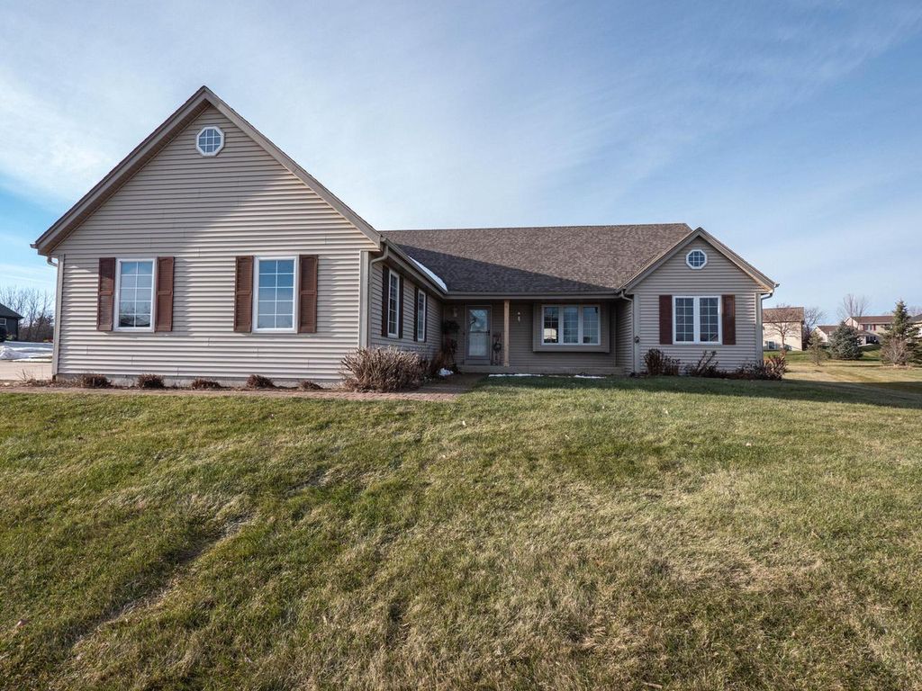 Photo of N566 Westview DRIVE, Oconomowoc, WI 53066 (MLS # 1946044)