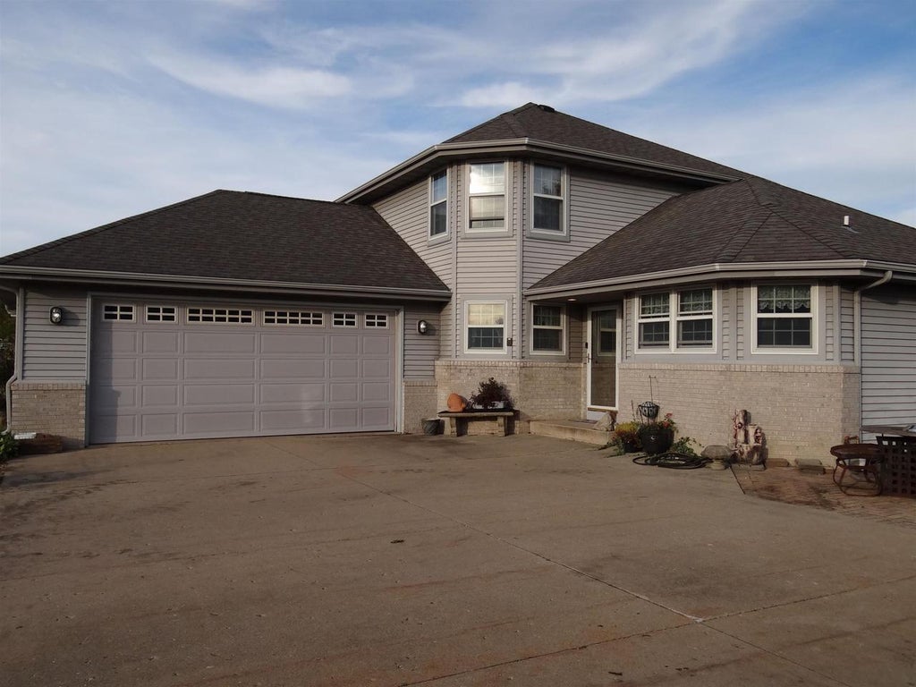 Photo of 1046 Summerhill DRIVE, Janesville, WI 53546 (MLS # 2034971)