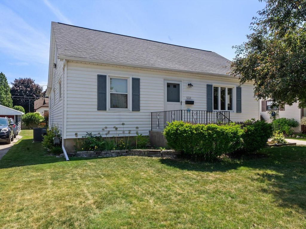 Photo of 1717 Green STREET, Manitowoc, WI 54220 (MLS # 1971125)