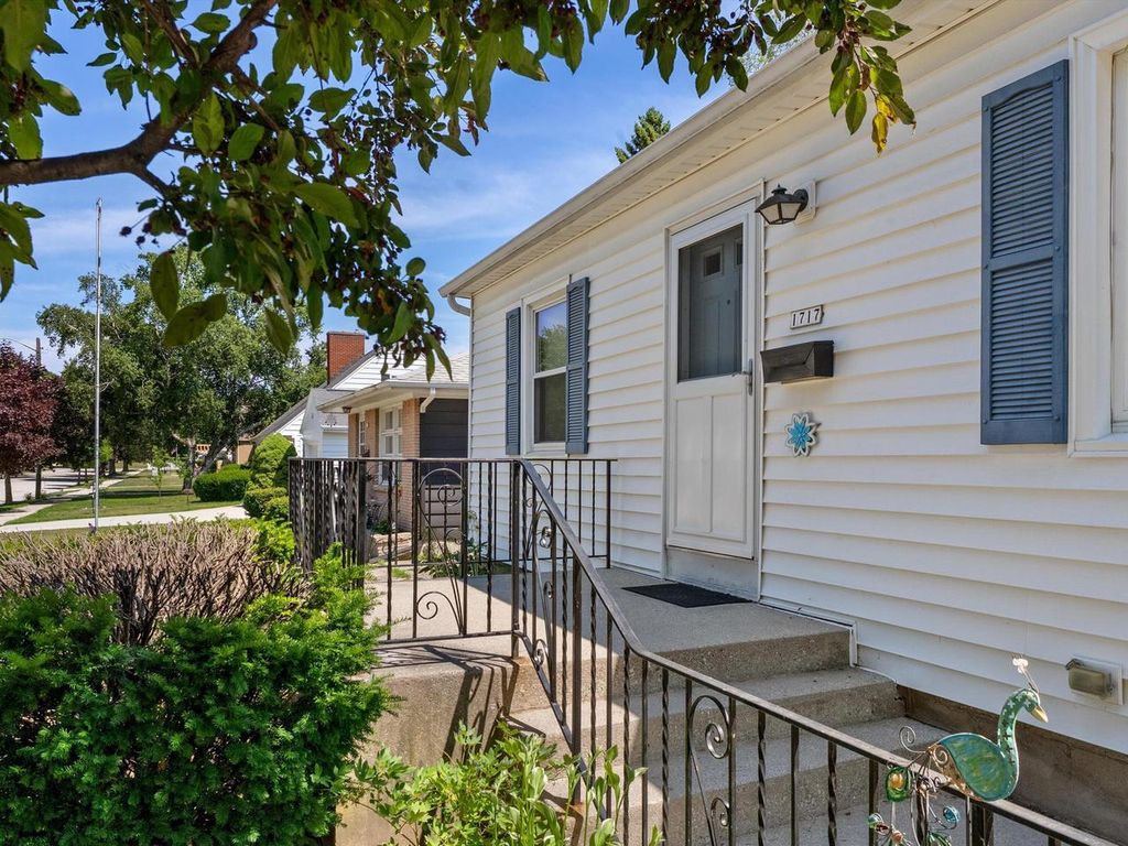 Photo of 1717 Green STREET, Manitowoc, WI 54220 (MLS # 1971125)