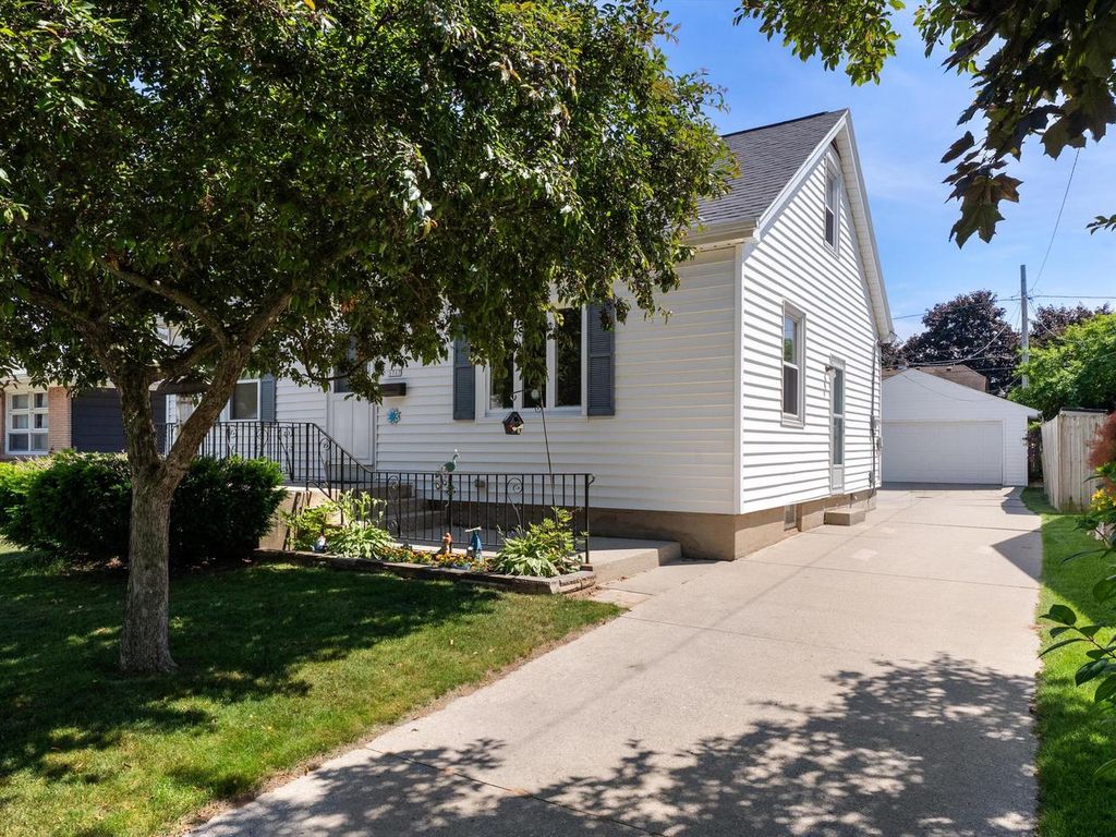Photo of 1717 Green STREET, Manitowoc, WI 54220 (MLS # 1971125)