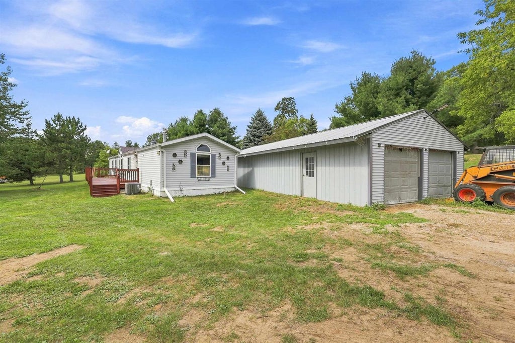 Photo of N485 East ROAD, Waupaca, WI 54981 (MLS # 22604048)