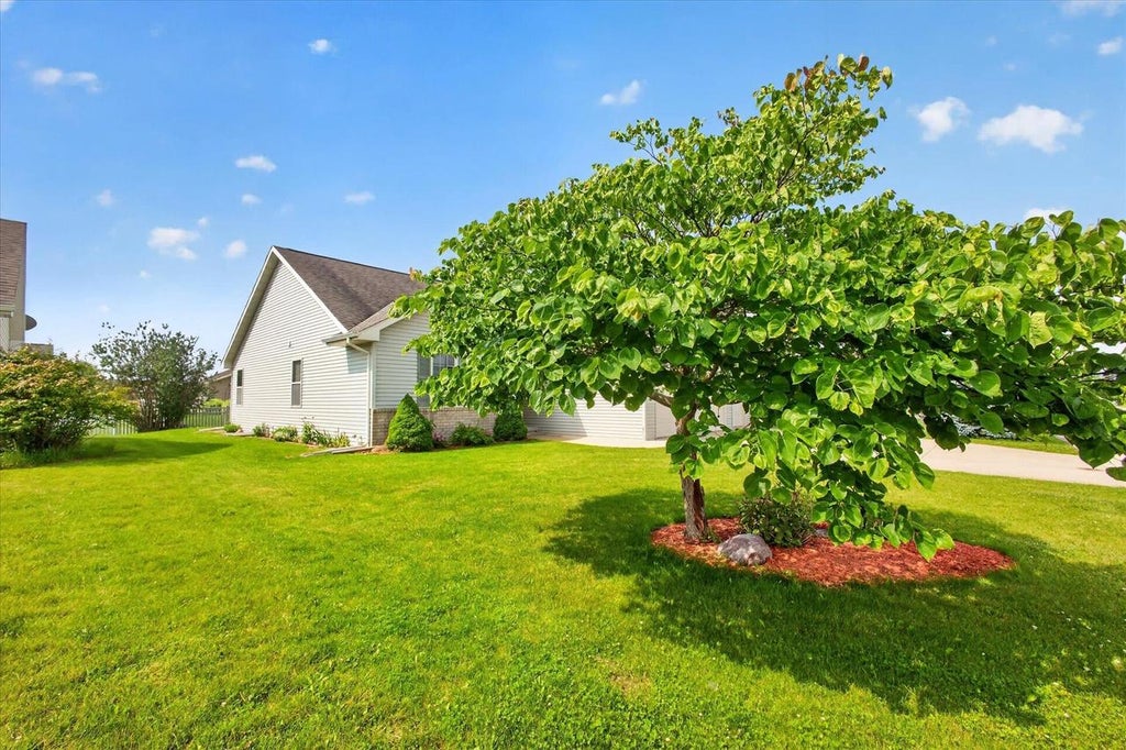 Photo of 810 Killarny TRAIL, De Pere, WI 54115 (MLS # 50328890)