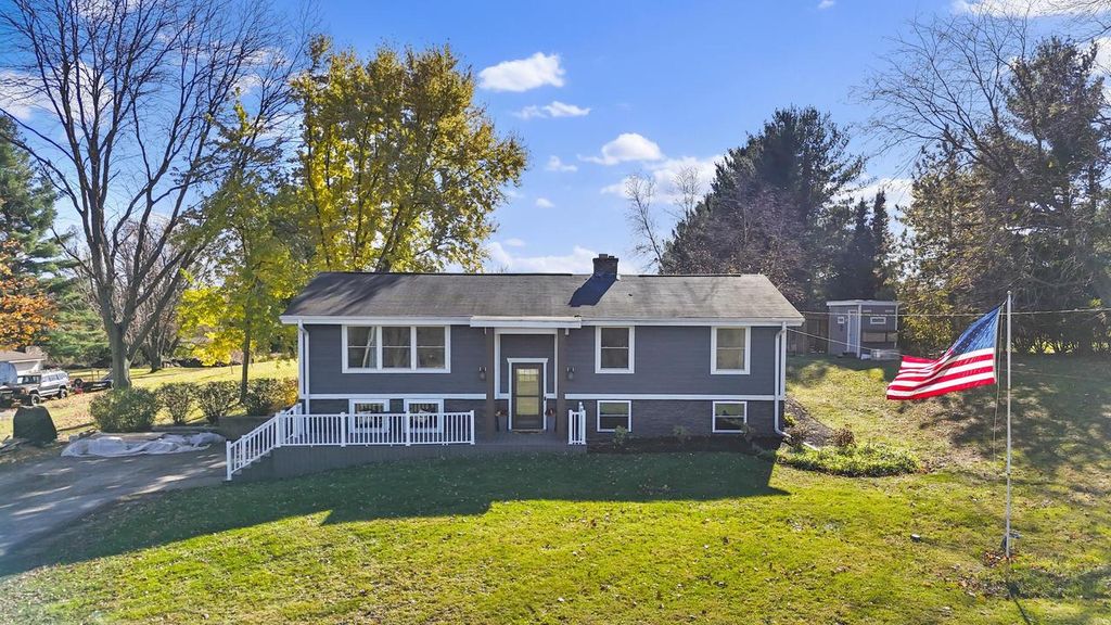 Photo of S47W24821 Lawnsdale ROAD, Waukesha, WI 53189 (MLS # 1941691)