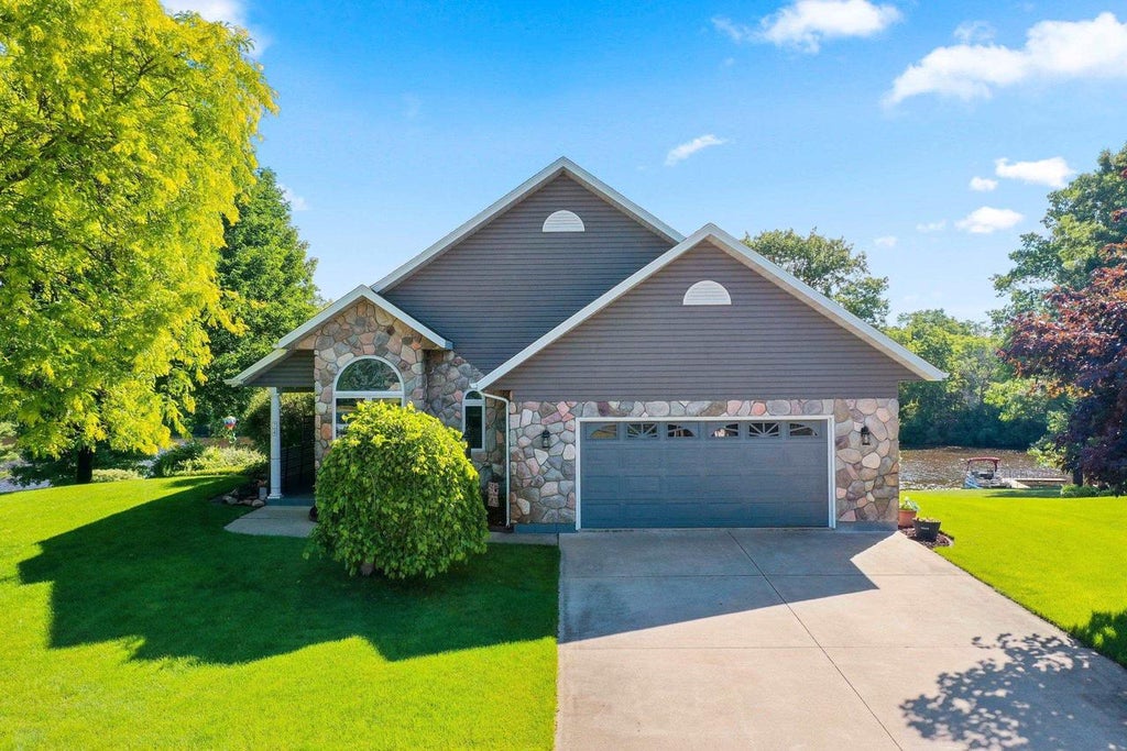 Photo of 74 Shore DRIVE, Clintonville, WI 54929 (MLS # 50334710)