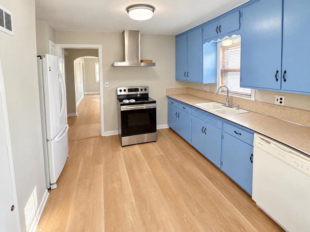 Photo of 4319 S Lenox STREET, Milwaukee, WI 53207 (MLS # 1986345)
