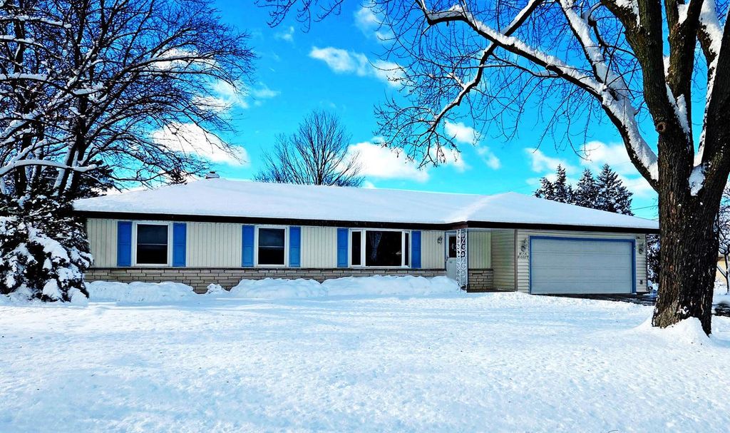 Photo of W154N10077 Moonlite DRIVE, Germantown, WI 53022 (MLS # 1945186)