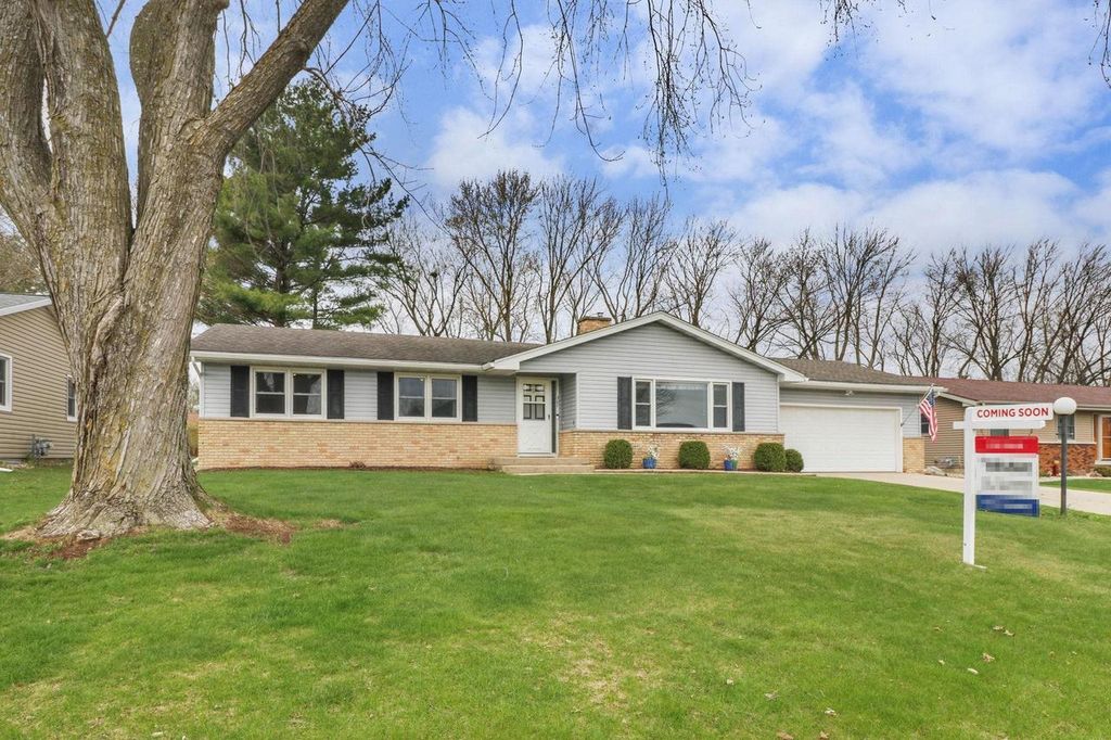 Photo of 307 S Holiday DRIVE, Waunakee, WI 53597 (MLS # 2020145)