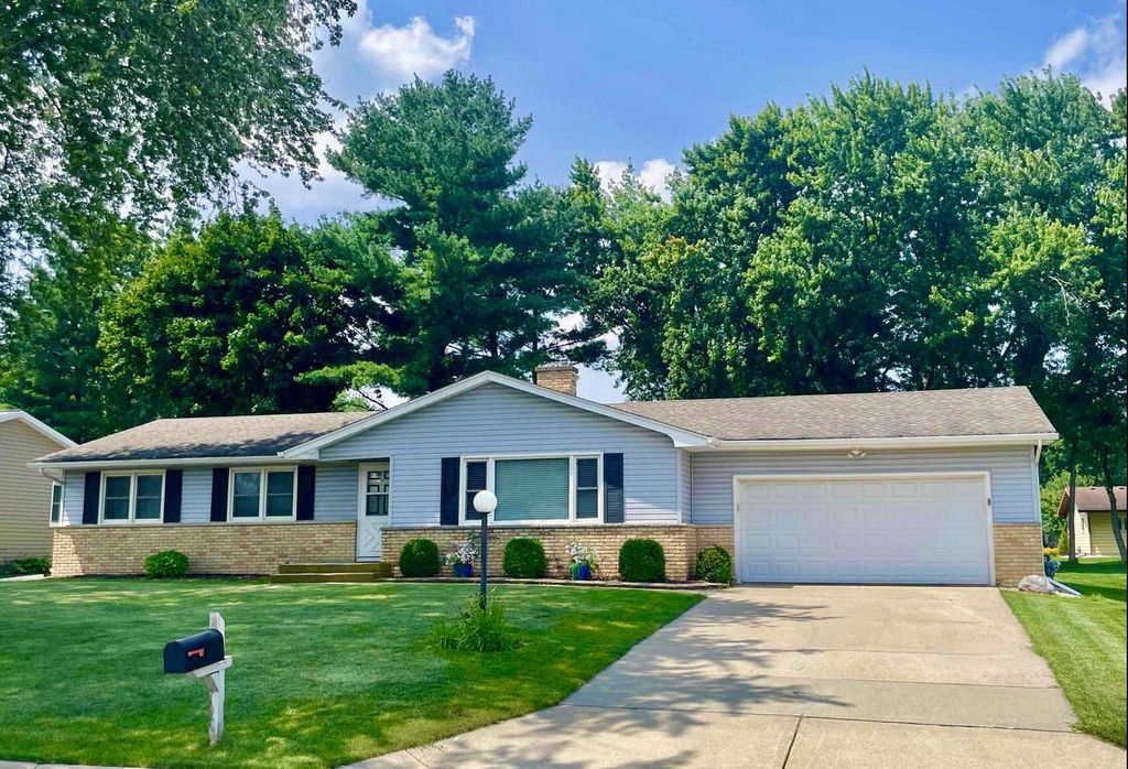 Photo of 307 S Holiday DRIVE, Waunakee, WI 53597 (MLS # 2020145)