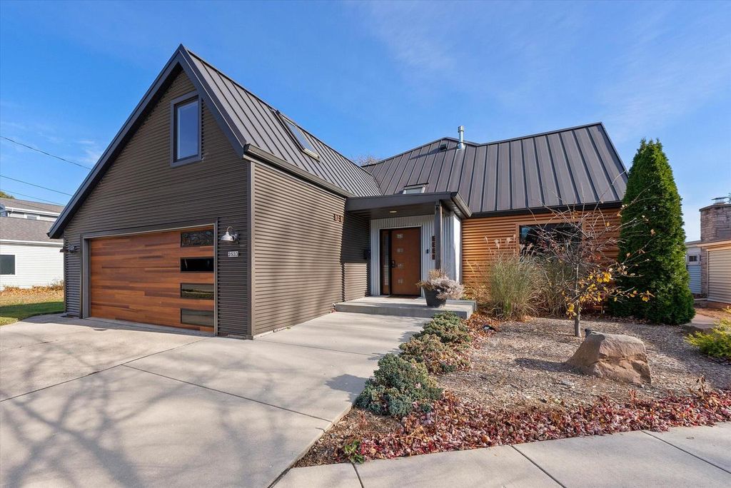 Photo of 2533 Lakeshore DRIVE, Sheboygan, WI 53081 (MLS # 1935139)